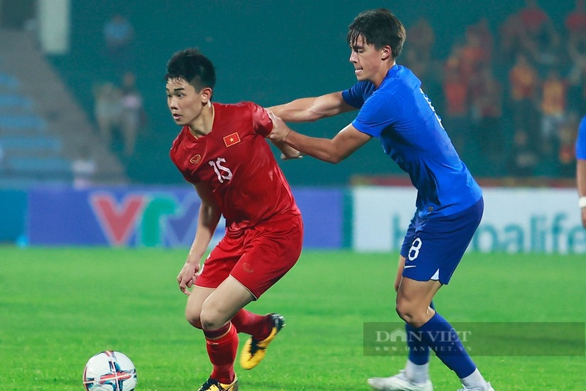 Sau trận hòa 2-2, HLV Troussier bực tức với U23 Việt Nam, U23 Singapore lại nhận 'mưa lời khen'
