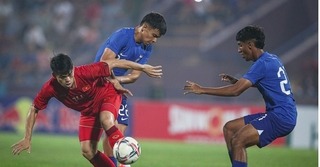 Sau trận hòa 2-2, HLV Troussier bực tức với U23 Việt Nam, U23 Singapore lại nhận 'mưa lời khen'