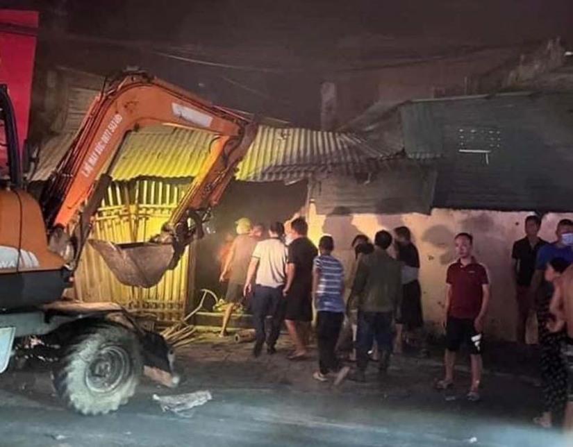 Cháy chợ trong đêm: Dùng máy xúc phá tường dập lửa