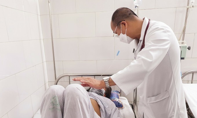 Một bệnh nhân mắc sốt xuất huyết điều trị tại Bệnh viện Bạch Mai. 