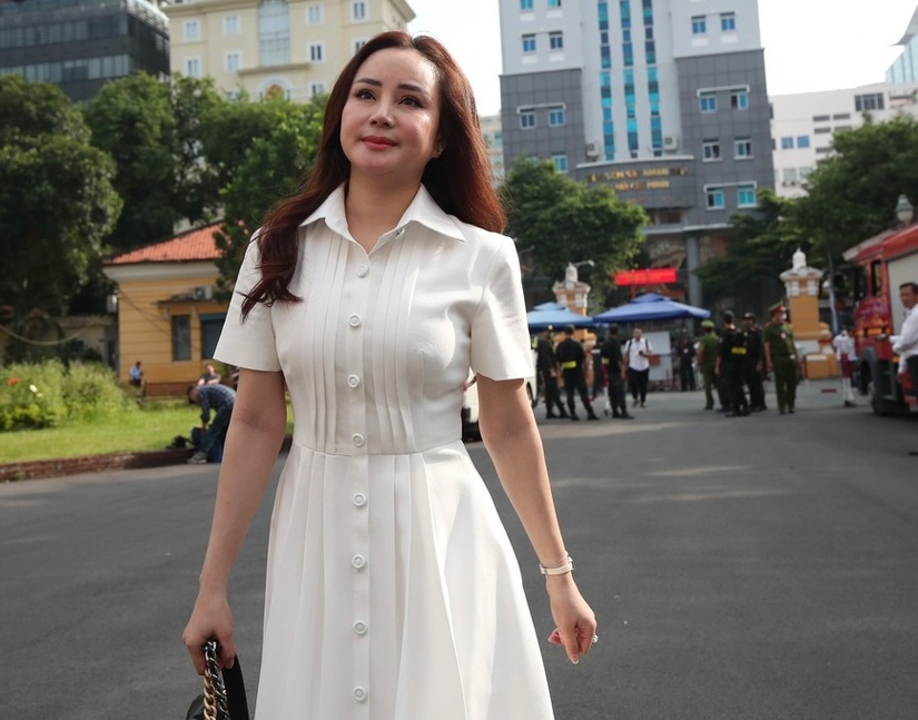 Phiên tòa xét xử bà Nguyễn Phương Hằng: Vy Oanh xuất hiện giản dị, Mr Đàm vui vẻ, Thủy Tiên, Hoài Linh vắng mặt