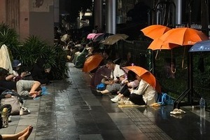 Cơn sốt iPhone 15: Người mua đội mưa chờ mở bán