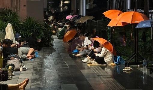 Cơn sốt iPhone 15: Người mua đội mưa chờ mở bán