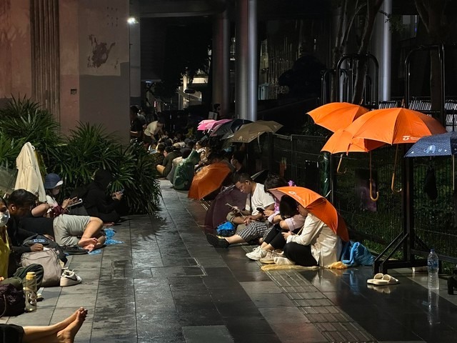 Cơn sốt iPhone 15 ở Thái Lan: Người mua đội mưa chờ mở bán