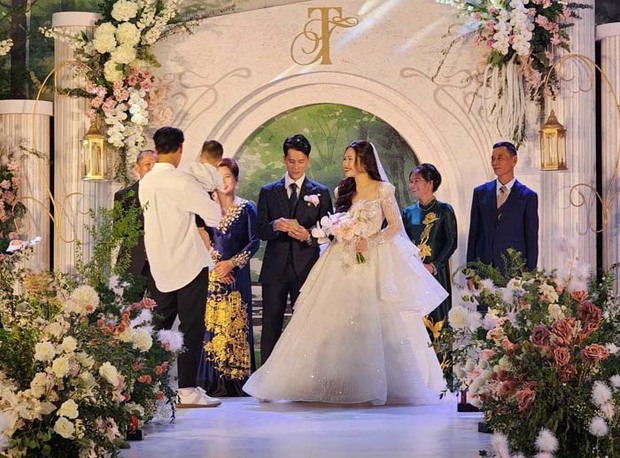 Đình Trọng và nàng WAG Huyền Trang tổ chức đám cưới tại Hà Nội
