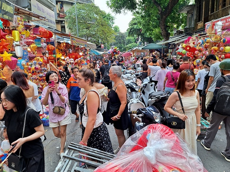 Không khí tiền trung thu ở Hà Nội, TPHCM: Đông vui, tấp nập, ngập tràn đèn lồng đủ màu sắc