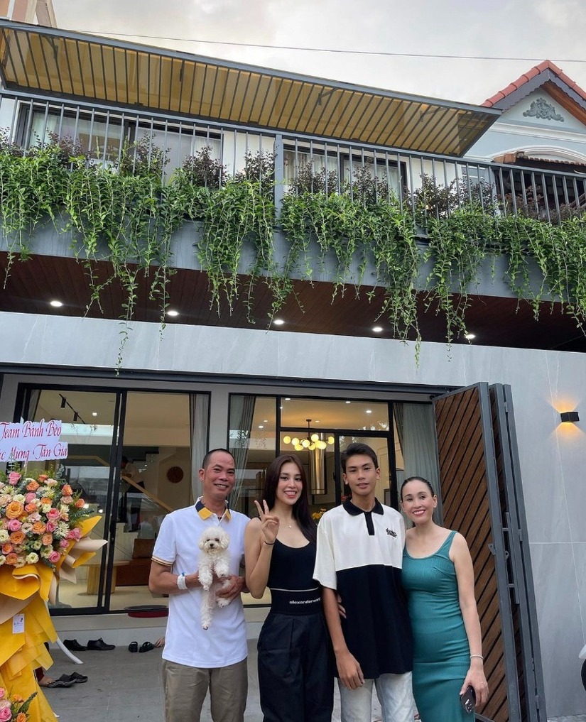 Cận cảnh căn nhà Hoa hậu Tiểu Vy mua tặng bố mẹ sau 5 năm đăng quang