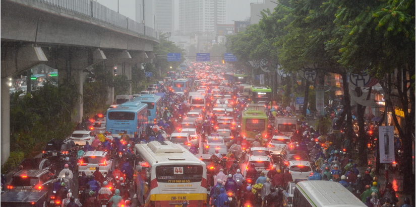 Mưa lớn, đường phố Hà Nội ngập sâu khiến giao thông ách tắc