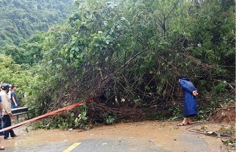 Người dân giải cứu 2 cô giáo Nghệ An bị đất đá trên núi sạt xuống vùi lấp