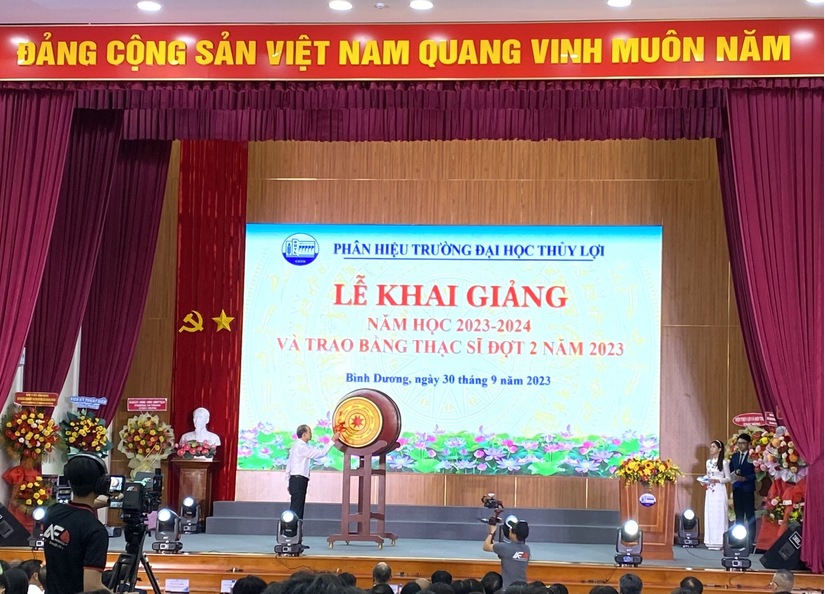 GS.TS Trịnh Minh Thụ, Hiệu trưởng nhà trường, Giám đốc Phân hiệu đánh trống khai giảng năm học mới