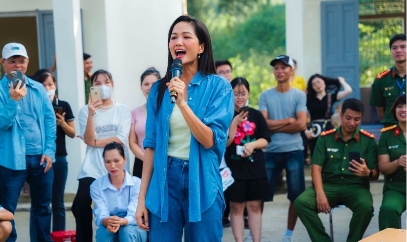 Hoa hậu H'Hen Niê: 'Hồi cấp 1, cấp 2, tôi không biết nói tiếng Việt'