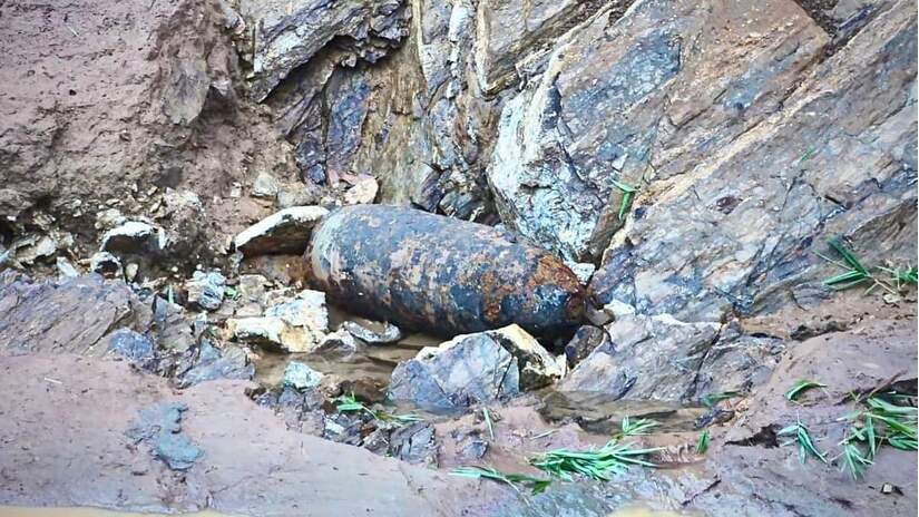Phát hiện quả bom nặng 340kg lăn xuống bờ suối sau mưa lớn ở Yên Bái