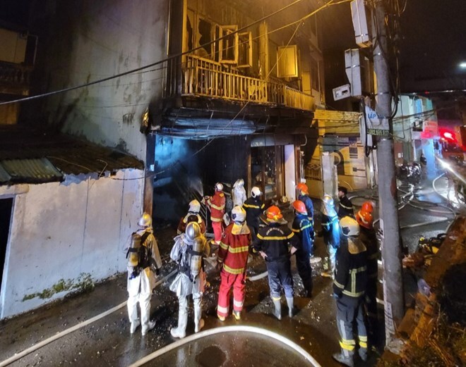 Cháy nhà 4 tầng ở Hà Nội trong đêm: 7 người kêu cứu