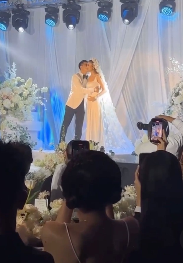 Đám cưới siêu mẫu Thanh Hằng: Cô dâu đi giày bệt, được chồng nhạc trường trao nụ hôn say đắm