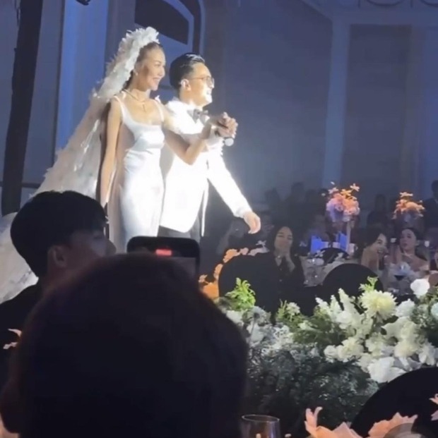 Đám cưới siêu mẫu Thanh Hằng: Cô dâu đi giày bệt, được chồng nhạc trường trao nụ hôn say đắm