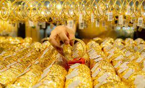 giá vàng hôm nay 27/10/2023: Giá vàng trong nước tăng mạnh và giá vàng thế giới niêm yết  1.983,9 USD/ounce 