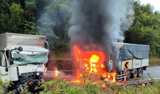 Xe tải bốc cháy ngùn ngụt sau va chạm, tài xế mắc kẹt trong cabin được cứu kịp thời.