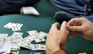 Kỷ luật Đội trưởng, Đội phó quản lý thị trường ở Long An tham gia đánh bạc tại trụ sở