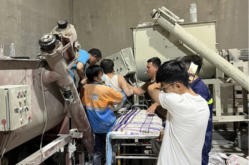 Cứu nam công nhân ở Đông Nai bị kẹt chân vào máy trộn bột xi măng