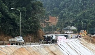 Lạng Sơn: Xe tải đang chạy bất ngờ lật, tài xế tử vong