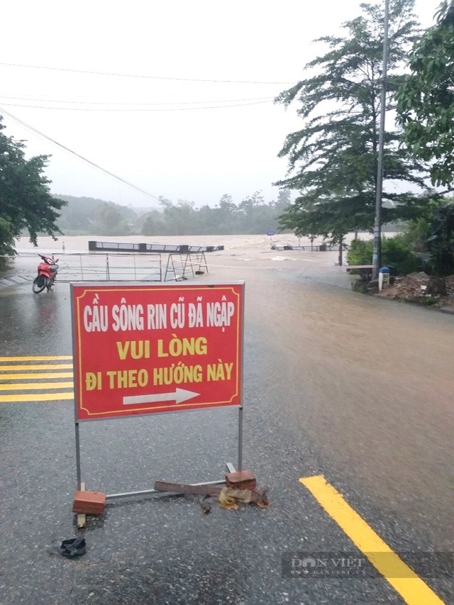 Núi sạt lở, cầu đường ngập sâu vì mưa lớn, tỉnh Quảng Ngãi ra công điện chỉ đạo ứng phó