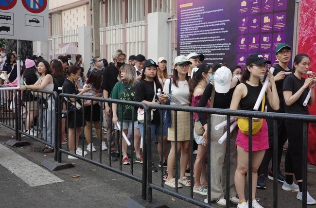 Khán giả concert Westlife bức xúc đòi hoàn vé, BTC lên tiếng xin lỗi