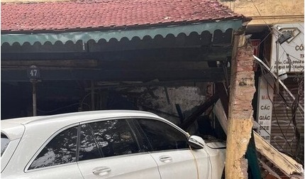 Hà Nội: Nữ tài xế Mercedes mất lái tông sập một phần căn nhà ở Hàng Bạc