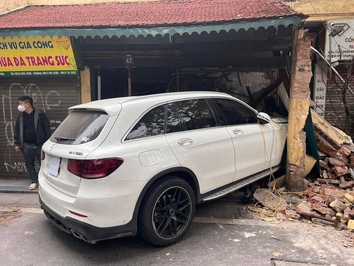 Hà Nội: Nữ tài xế Mercedes mất lái tông sập một phần căn nhà ở Hàng Bạc
