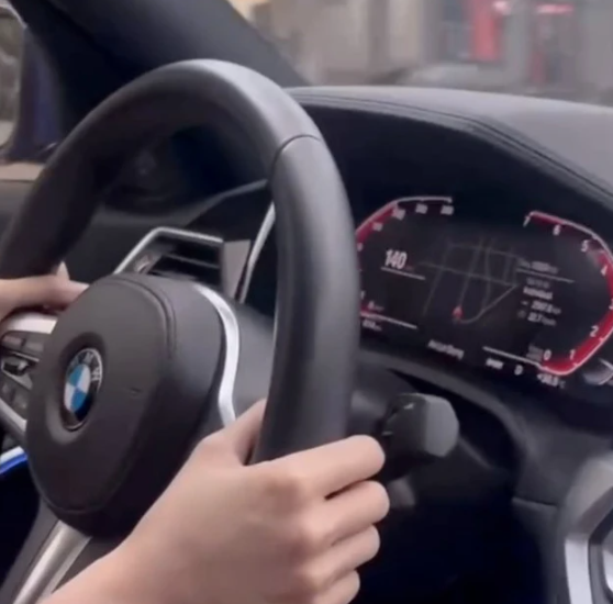 TP.HCM: Cô gái lái ô tô BMW với tốc độ lên đến 140 km/h ở khu dân cư đông người