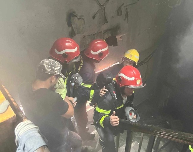 4 cảnh sát chữa cháy bị thương khi hỗ trợ cứu 12 người bị mắc kẹt trong ngôi nhà cháy ở TP.HCM