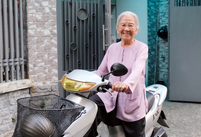 'Người mẹ hiền nhất màn ảnh Việt' 91 tuổi vẫn tự đi xe đến phim trường