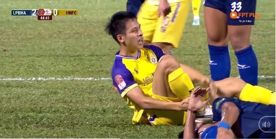 Trọng tài từ chối 1 bàn thắng và 1 quả penalty khiến Hà Nội FC thua HAGL?