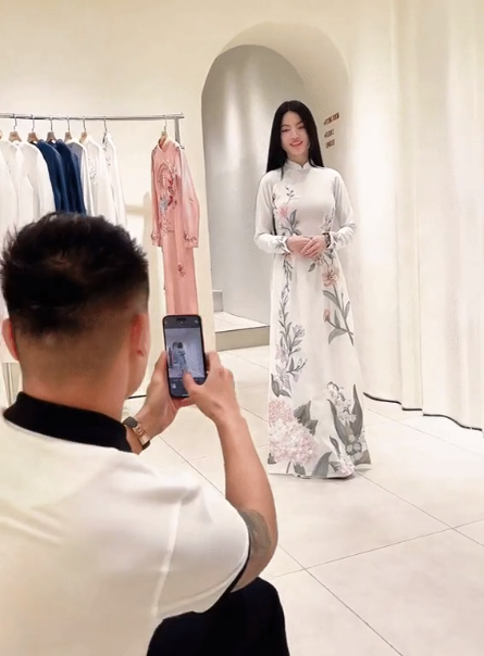 Hé lộ hình ảnh Quang Hải đưa Chu Thanh Huyền đi thử áo dài chuẩn bị cho ngày ăn hỏi