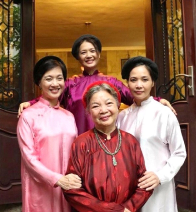 Vẻ đẹp rạng rỡ thời thiếu nữ của nghệ sĩ Lê Mai - người vừa được phong tặng Nghệ sĩ Ưu tú ở tuổi 85