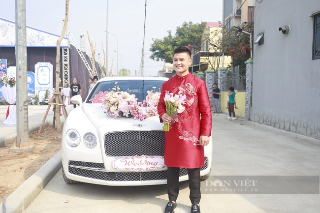 Đám hỏi Quang Hải và Chu Thanh Huyền: Chú rể đón dâu bằng siêu xe hơn 20 tỷ, visual cô dâu sáng bừng