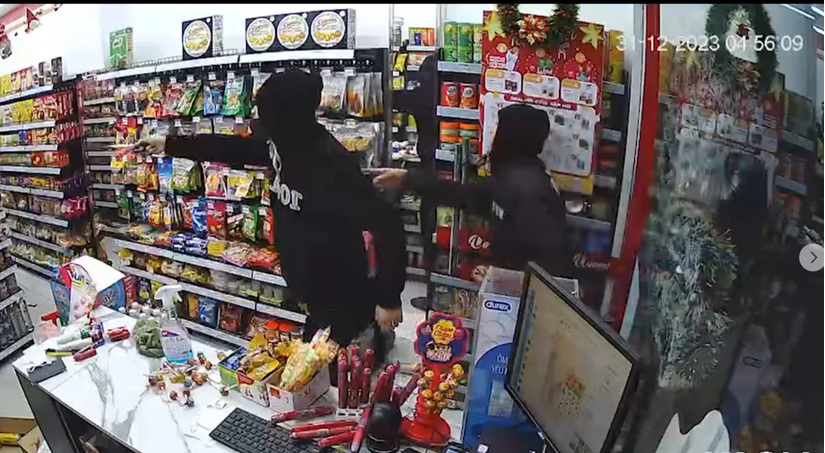Hà Nội: Nhóm thiếu niên cướp cửa hàng tiện lợi, cầm hung khí đuổi đánh nhân viên