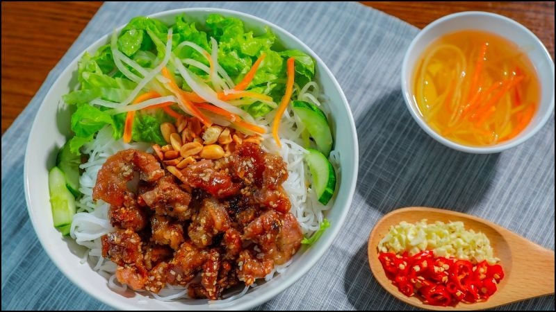 Bún thịt nướng bao nhiêu calo? Ăn thế nào để không tăng cân?