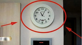 Tại sao không nên treo đồng hồ đối diện cửa chính?