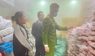 Phát hiện 5,5 tấn 'mỡ bẩn' chuyên cung cấp cho các xưởng xúc xích ở Hà Nội