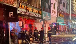 TPHCM: Cháy nhà hàng 4 tầng, cảnh sát cứu 20 người thoát nạn