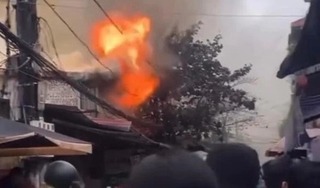 Cảnh sát phá tường, phun vòi rồng chữa cháy nhà dân ở Hà Nội