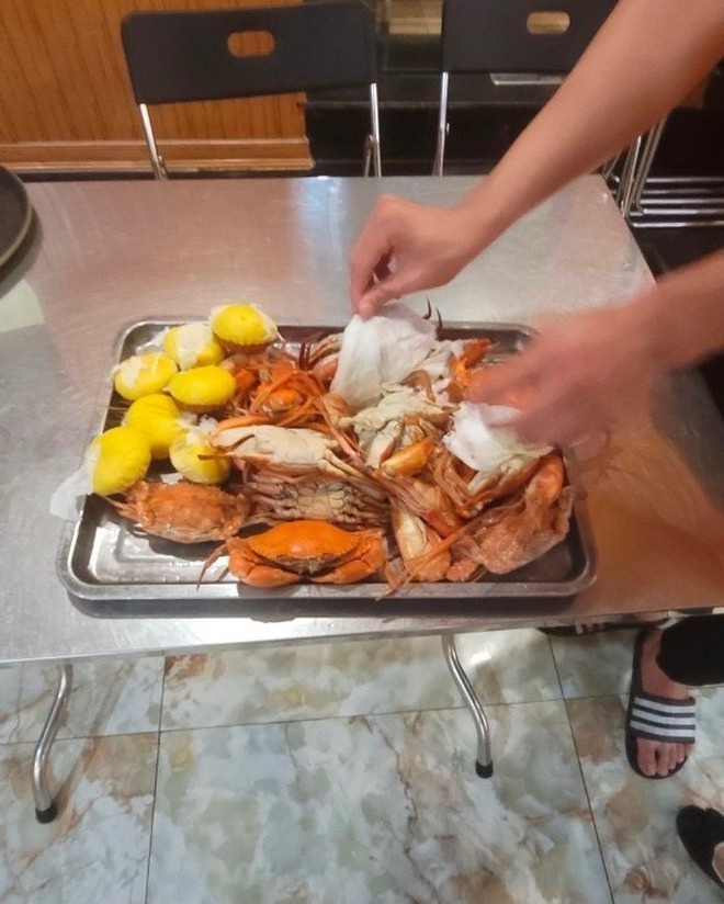 Bắt quả tang nhóm khách đi ăn buffet 'đút túi' 10kg hải sản mang về ở Hà Nội