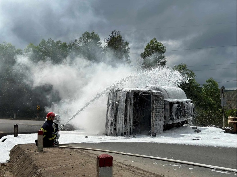Đắk Lắk: Điều tra vụ xe bồn chở xăng bốc cháy trên Quốc lộ 26