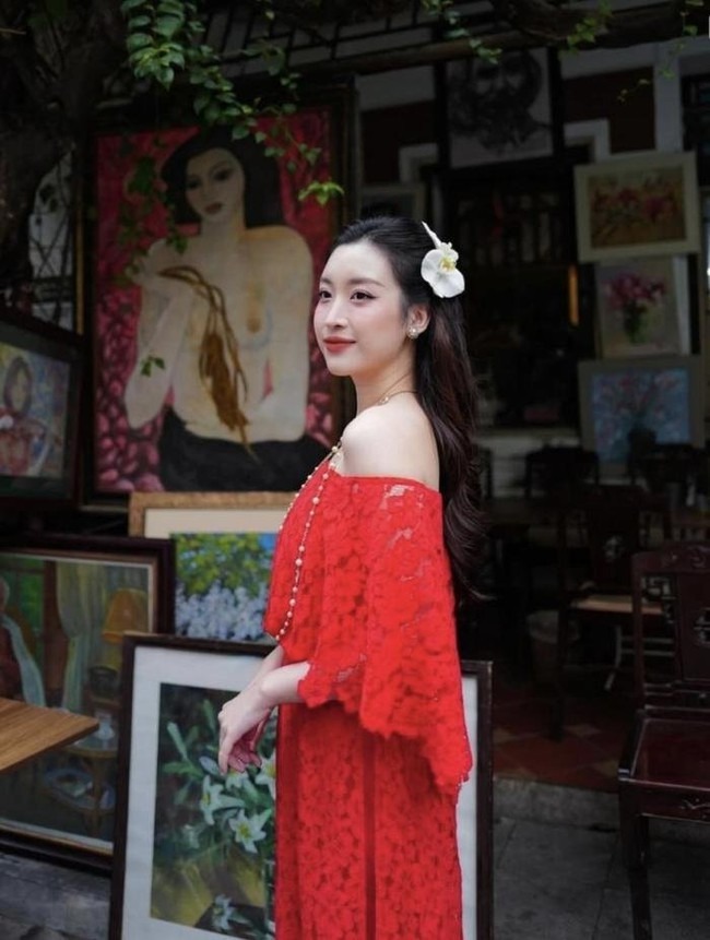 Hoa hậu Đỗ Mỹ Linh mặc áo dài xinh đẹp như mộng đón Tết Nguyên đán 2024