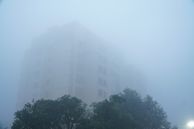 Sương mù dày đặc bao trùm Hà Nội ngày ông Công ông Táo