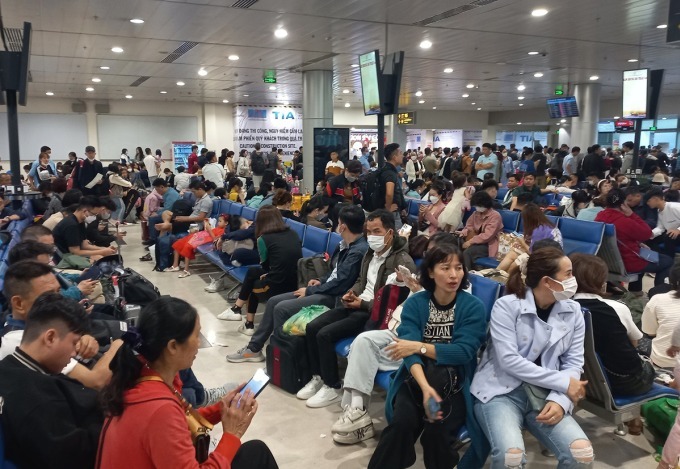 Sân bay Tân Sơn Nhất đông nghẹt, hơn 600 chuyến bay bị trễ giờ