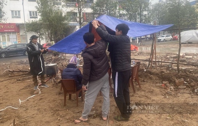 Người Hà Nội mổ lợn, góp gạo, trắng đêm canh bánh chưng đón Tết sớm