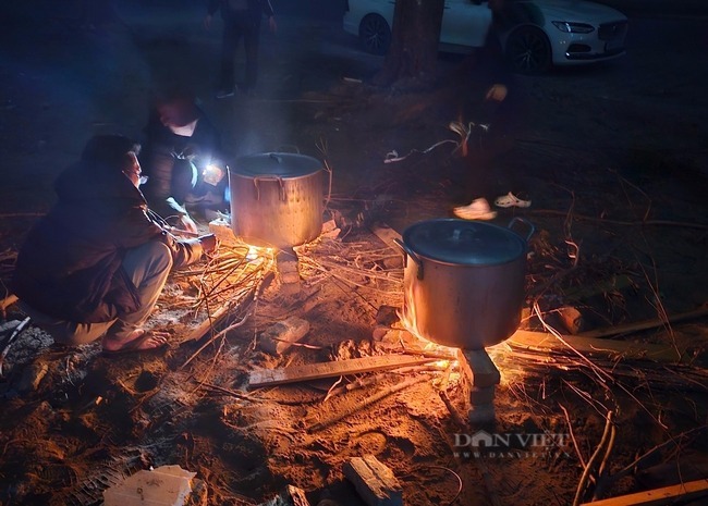 Người Hà Nội mổ lợn, góp gạo, trắng đêm canh bánh chưng đón Tết sớm