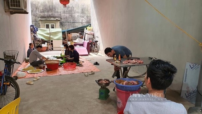 Người Hà Nội mổ lợn, góp gạo, trắng đêm canh bánh chưng đón Tết sớm