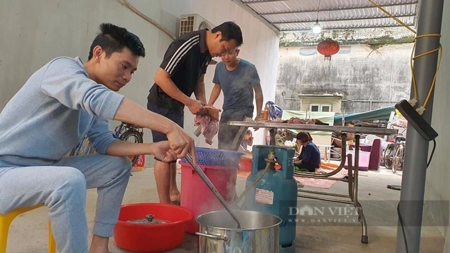 Người Hà Nội mổ lợn, góp gạo, trắng đêm canh bánh chưng đón Tết sớm
